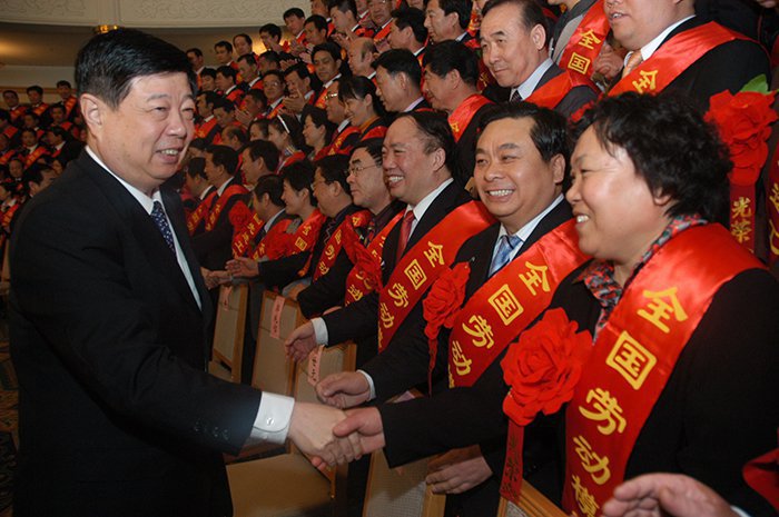 2010年4月25日 省委书记、省人大常委会主任姜异康亲切接见进京受表彰全国劳模(图1)
